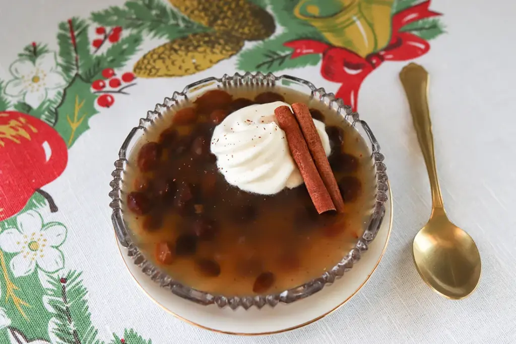 Rusinasoppa lasikulhossa vaniljavaahdon kera.