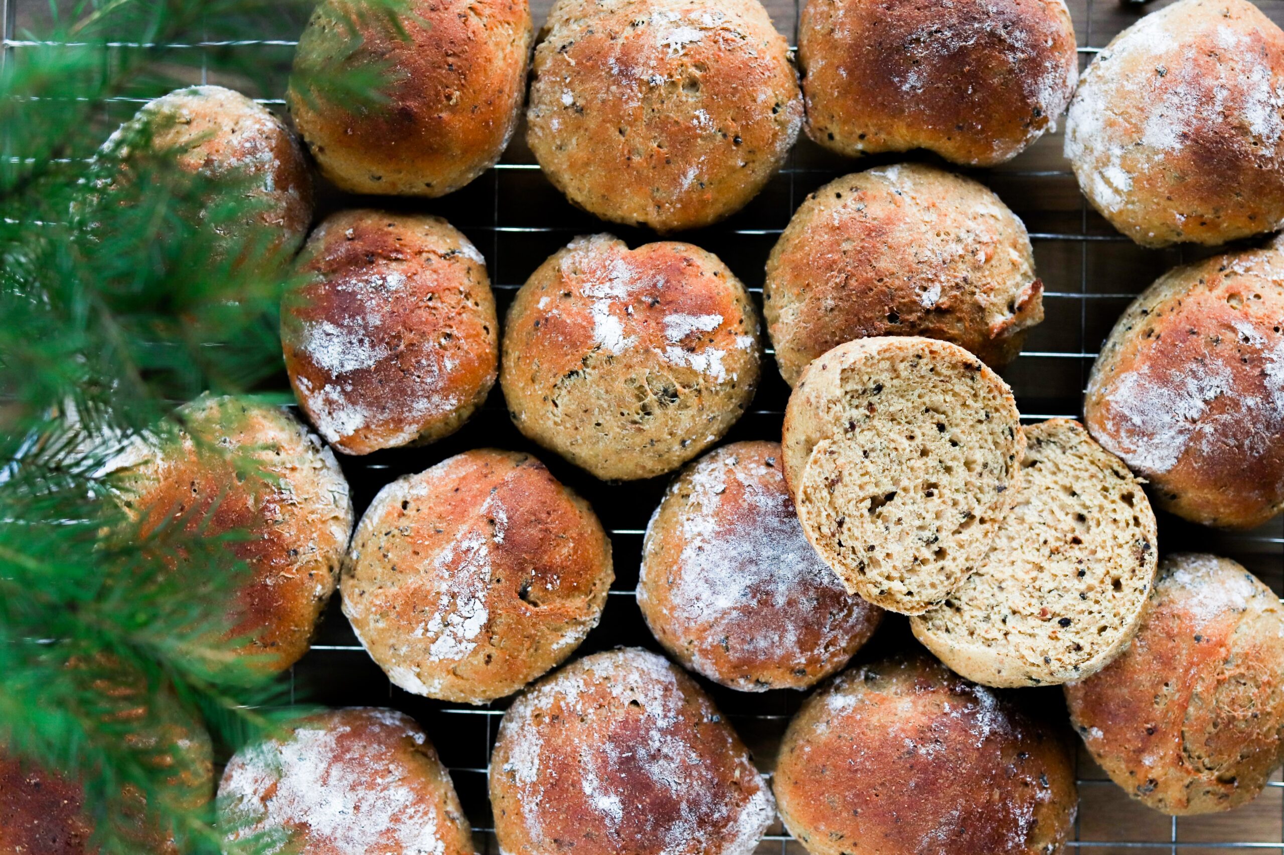 Saaristolaissämpylät leivontaritilällä kuusenoksan alla