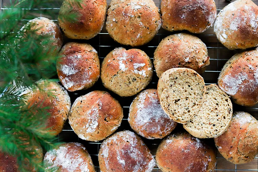 Saaristolaissämpylät leivontaritilällä kuusenoksan alla