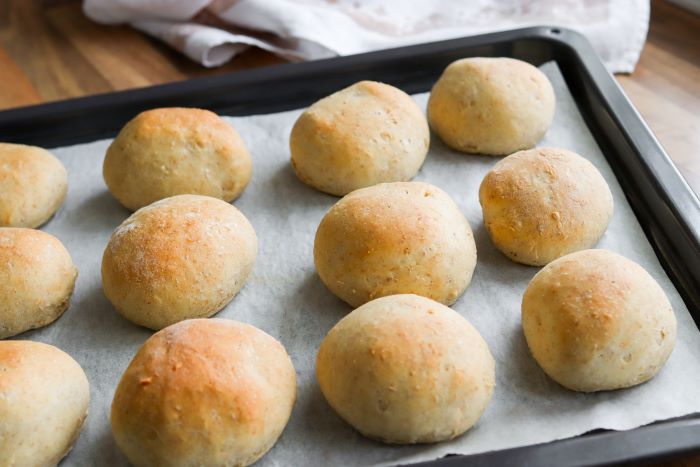 Sämpylöitä pellillä paistamisen jälkeen