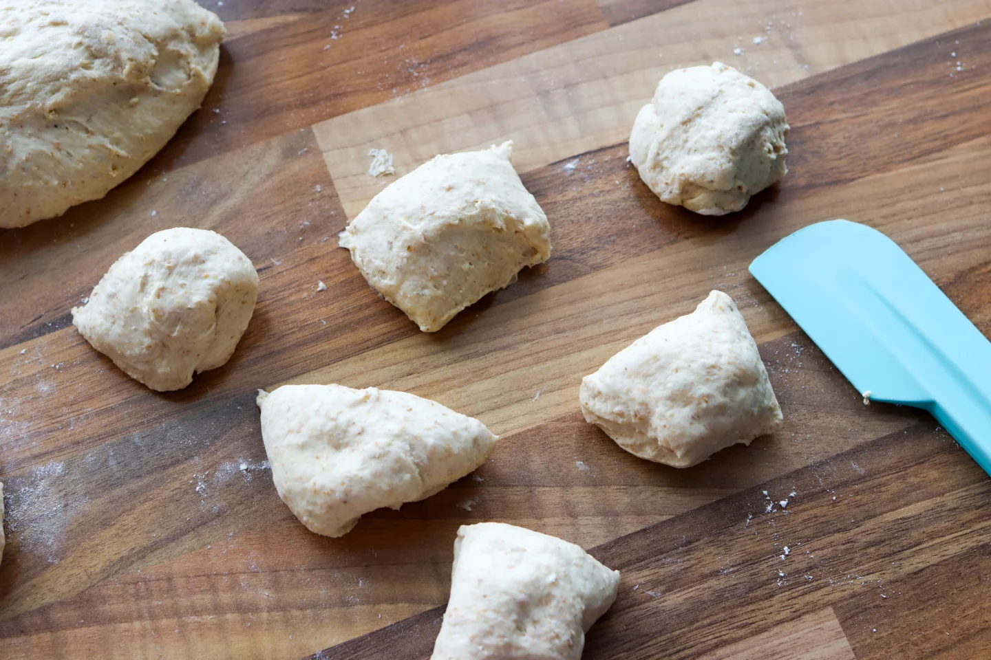 Sämpylätaikinan muotoilu paloiksi