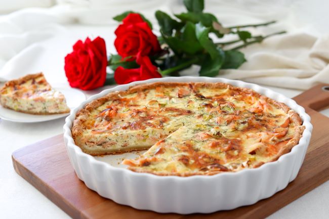 Savulohipiirakka, josta on leikattu pala