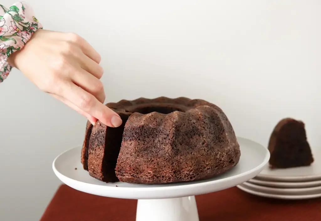 Sekoitettava suklaakakku valkoisella tarjoilulautasella