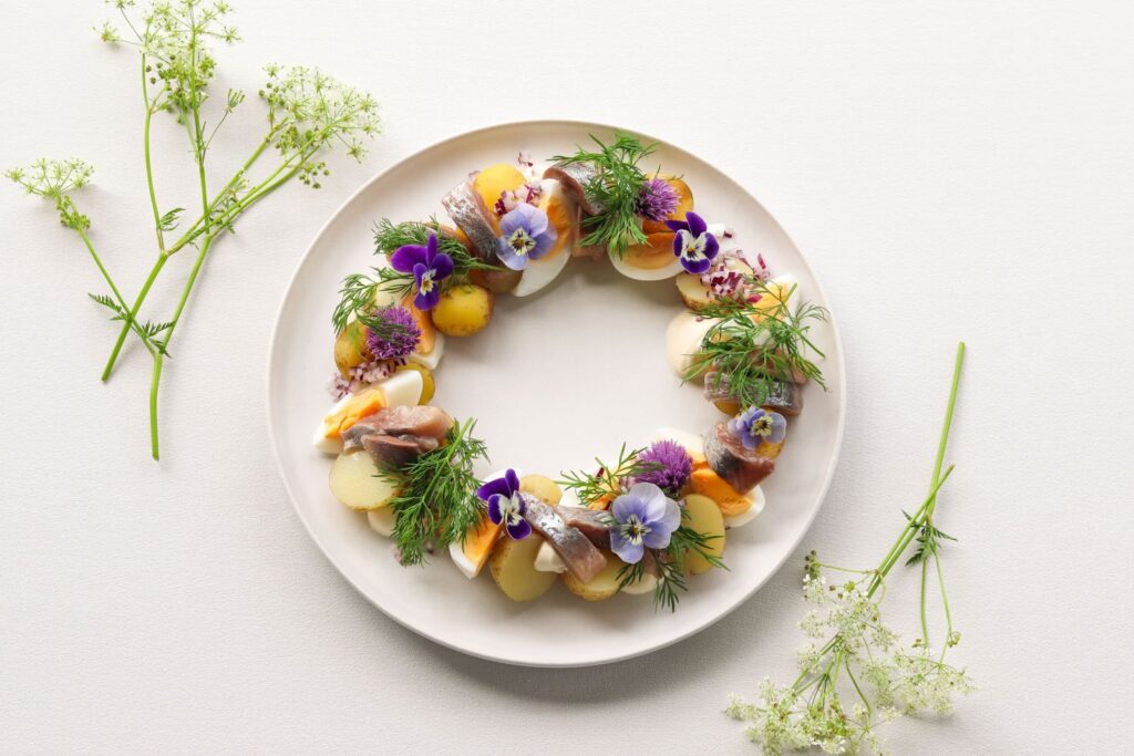 Kukilla koristeltu sillikranssi