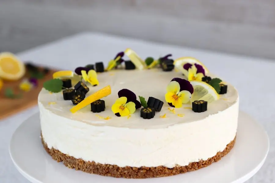 Sitruunajuustokakku on helppo koristella.