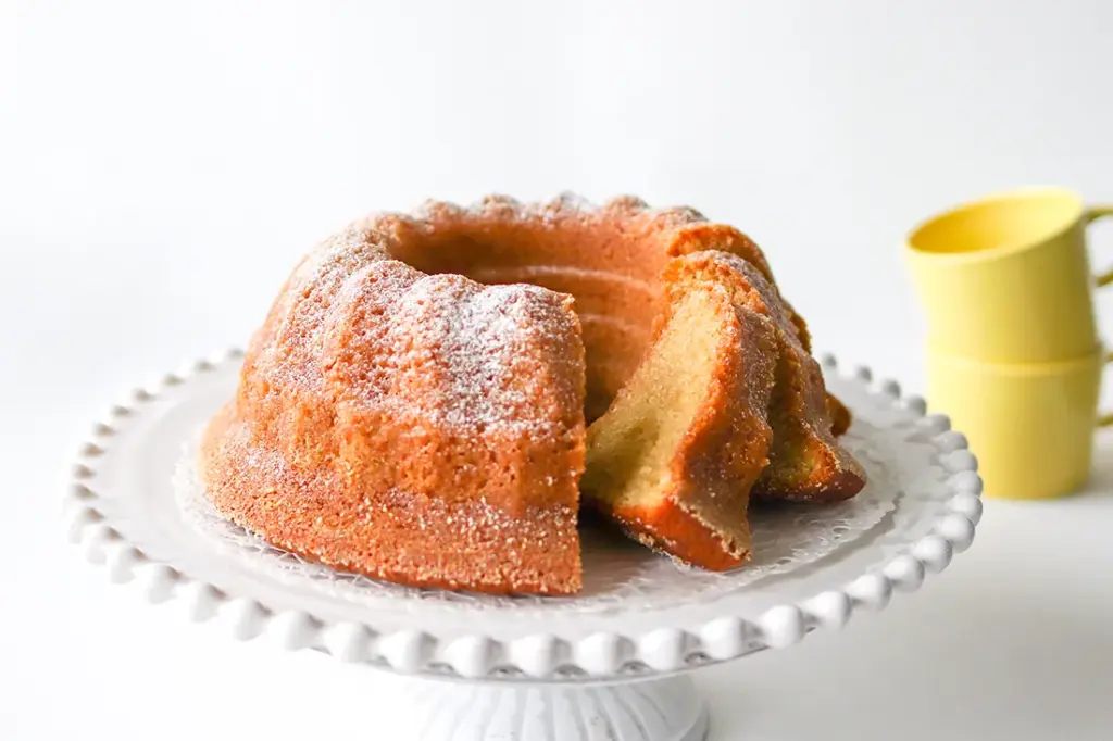 Sitruunakakku valkoisella kakkulautasella.