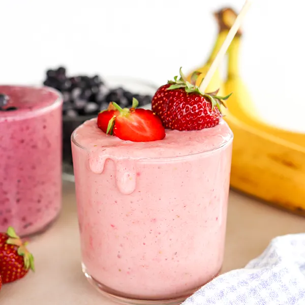 Smoothie lasissa tuoreiden mansikoiden kanssa.