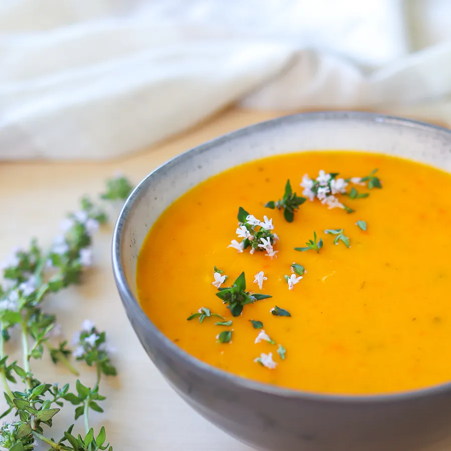 Sosekeitto harmaassa kulhossa.