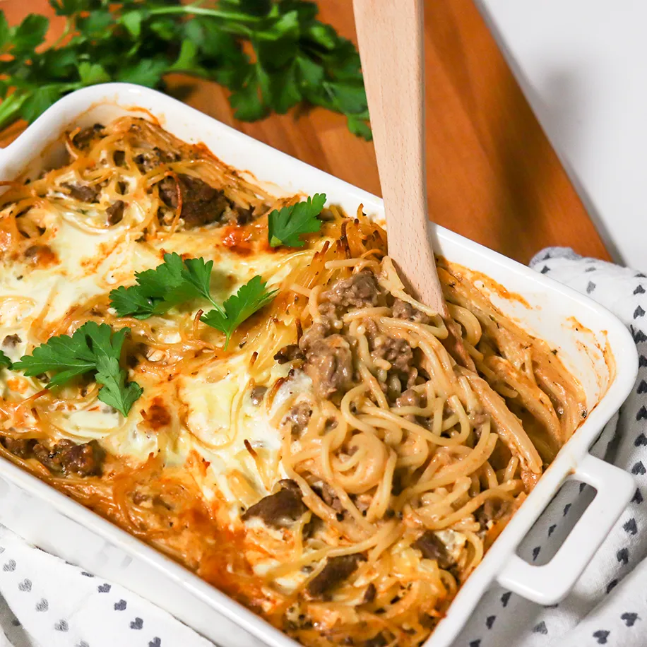 Spagetti-jauhelihavuoka pöydällä.