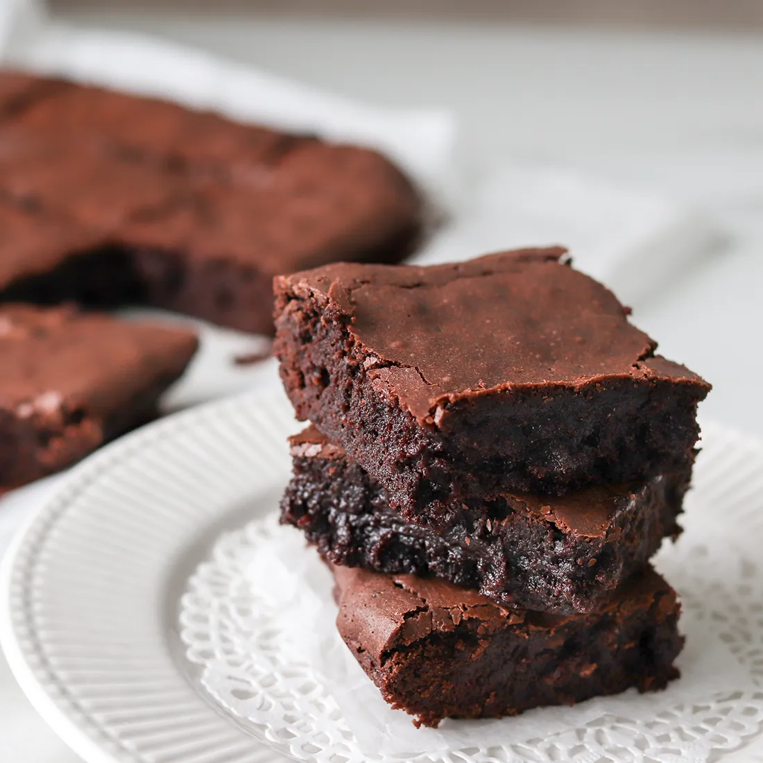 Suklaabrownie tahmeina paloina lautasella.