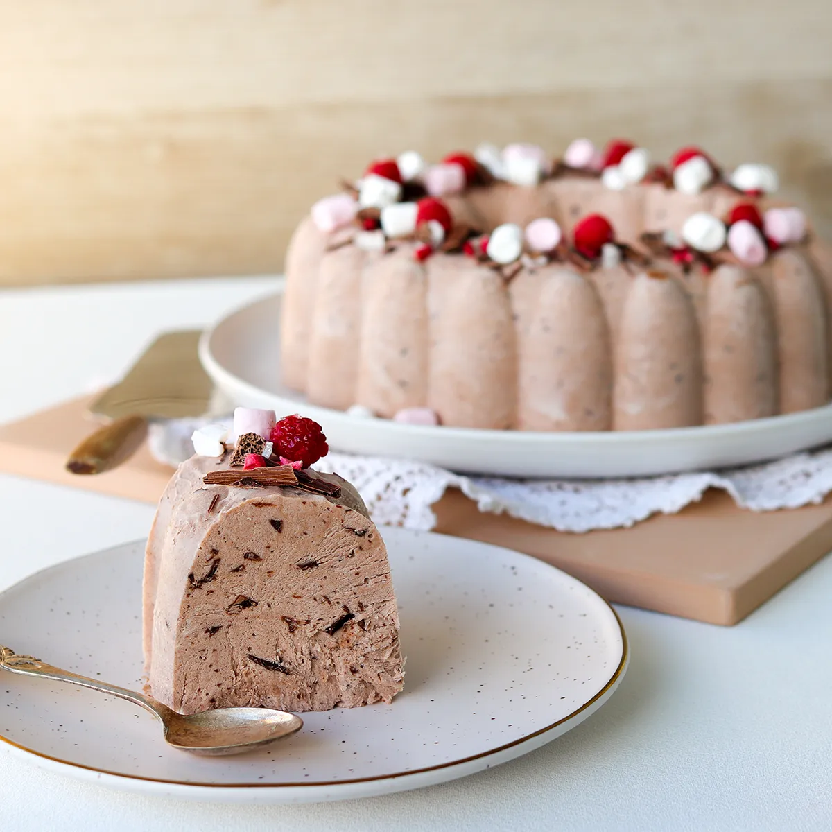 Suklaajäädyke, josta on leikattu pala lautaselle.