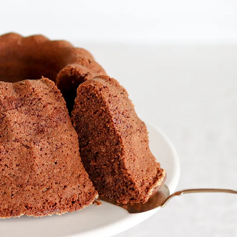 Suklaakahvikakku, josta on leikattu pala kakkulapiolla.