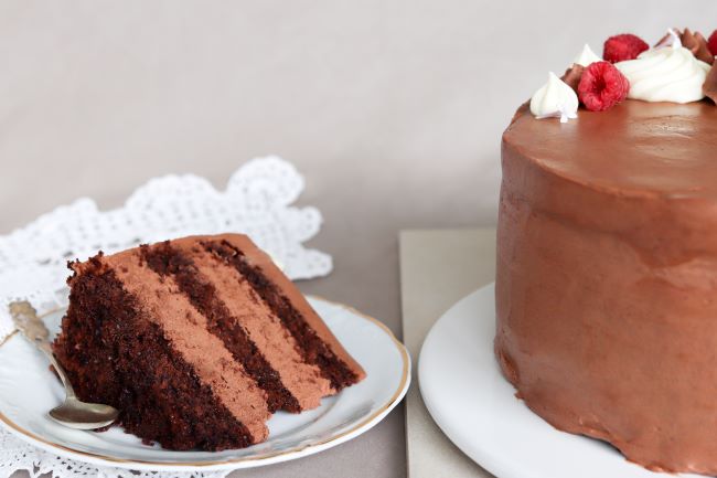 Suklaakakku, josta on leikattu pala