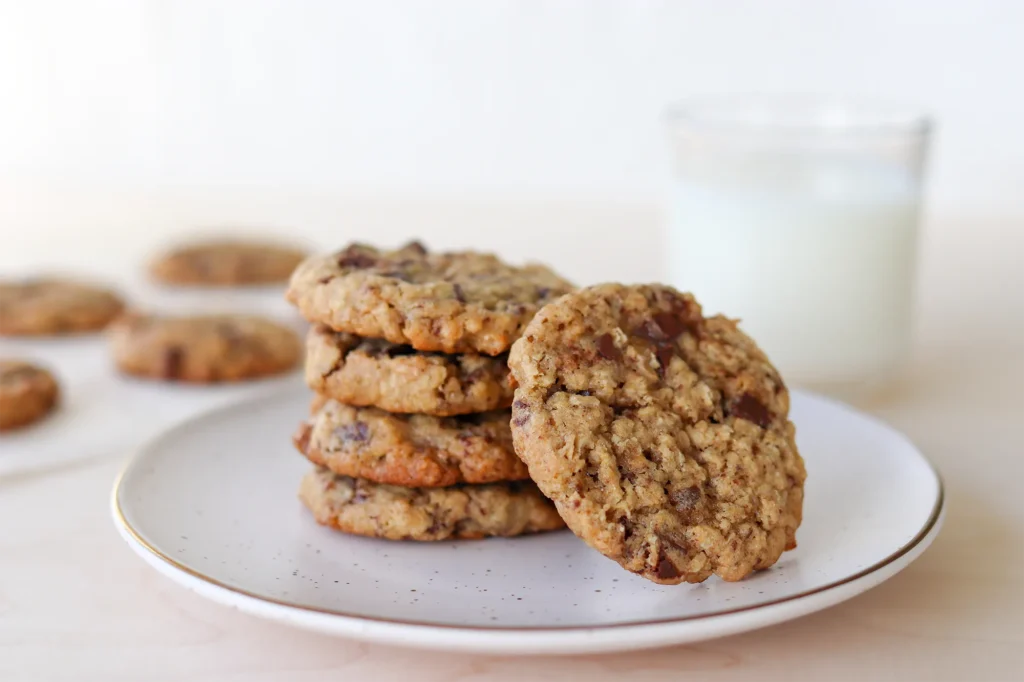 Suklaa-kaurakeksit maidon kera.