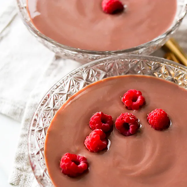 Suklaakiisseli lasikulhoissa.