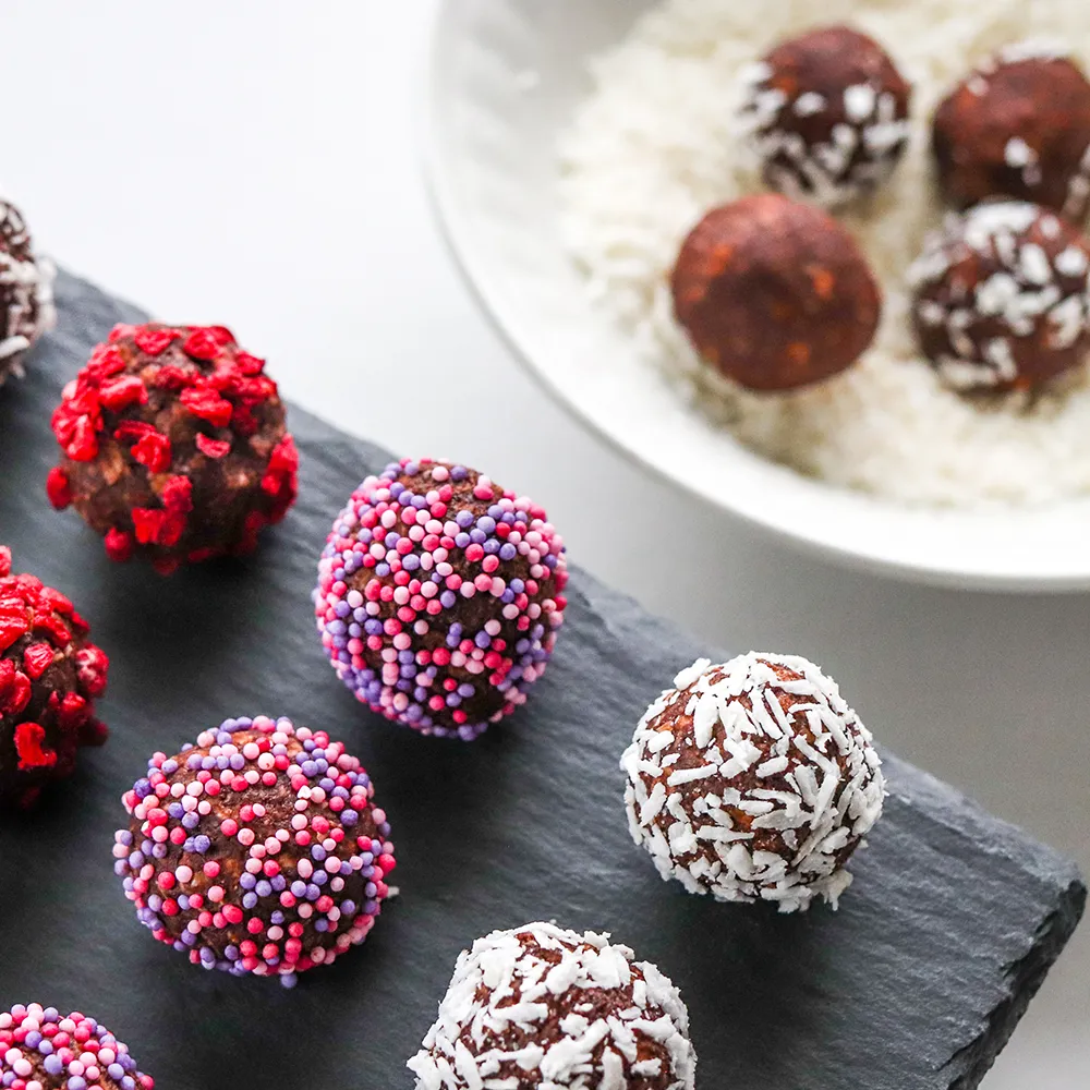 Suklaapallot lautasella, jossa on kookoshiutaleita.