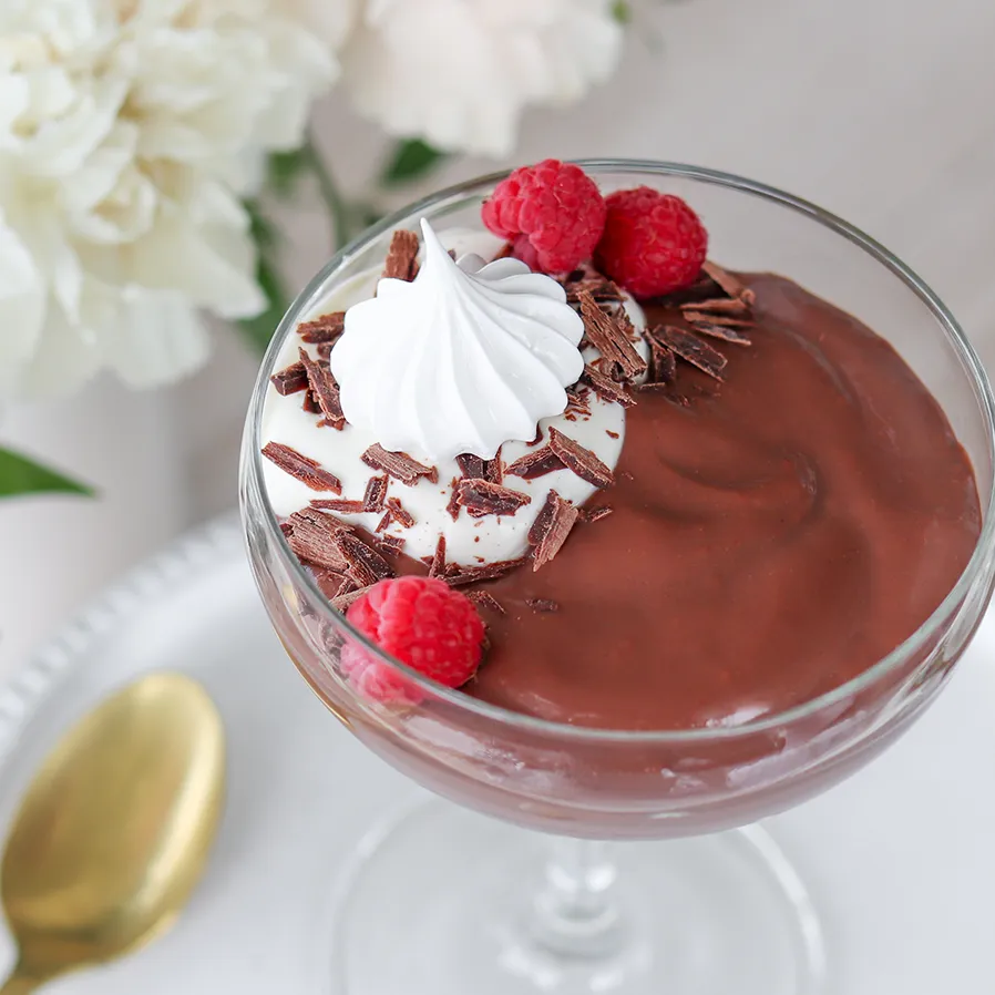 Suklaavanukas jonka päällä on koristeita.