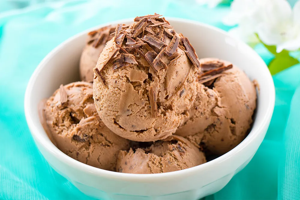 Suklaajäätelöstä tehtyjä palloja kulhossa.