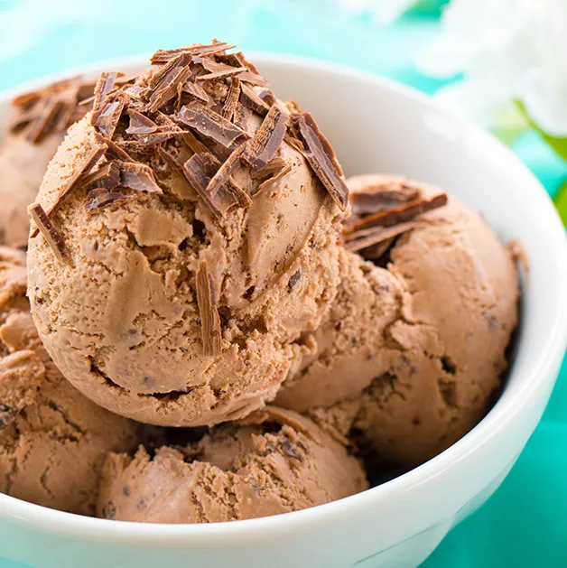 Itse tehty suklaajäätelö kulhossa.