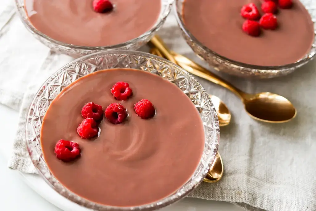 Suklaakiisseli tuoreiden vadelmien kanssa.