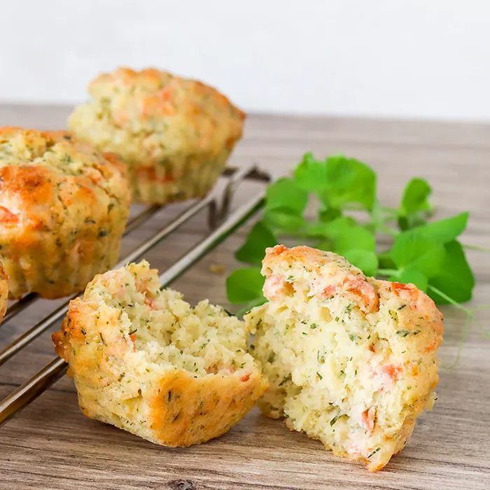 Suolaiset muffinit maistuvat kylmäsavulohelta.