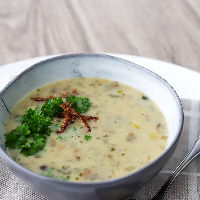 Suppilovahverokeitto koristeltuna kulhossa.