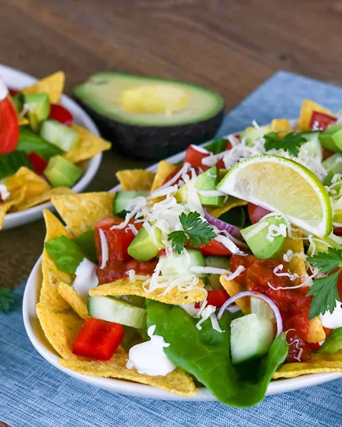 Texmex-salaatti, jonka päällä on limeviipale.
