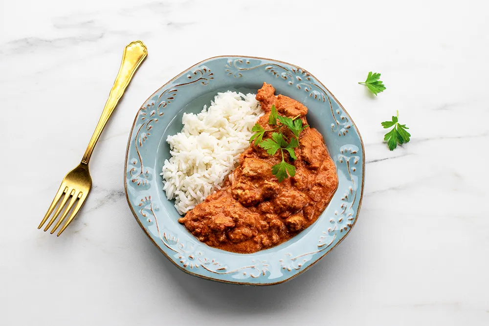 Tikka masala koristeellisella lautasella.
