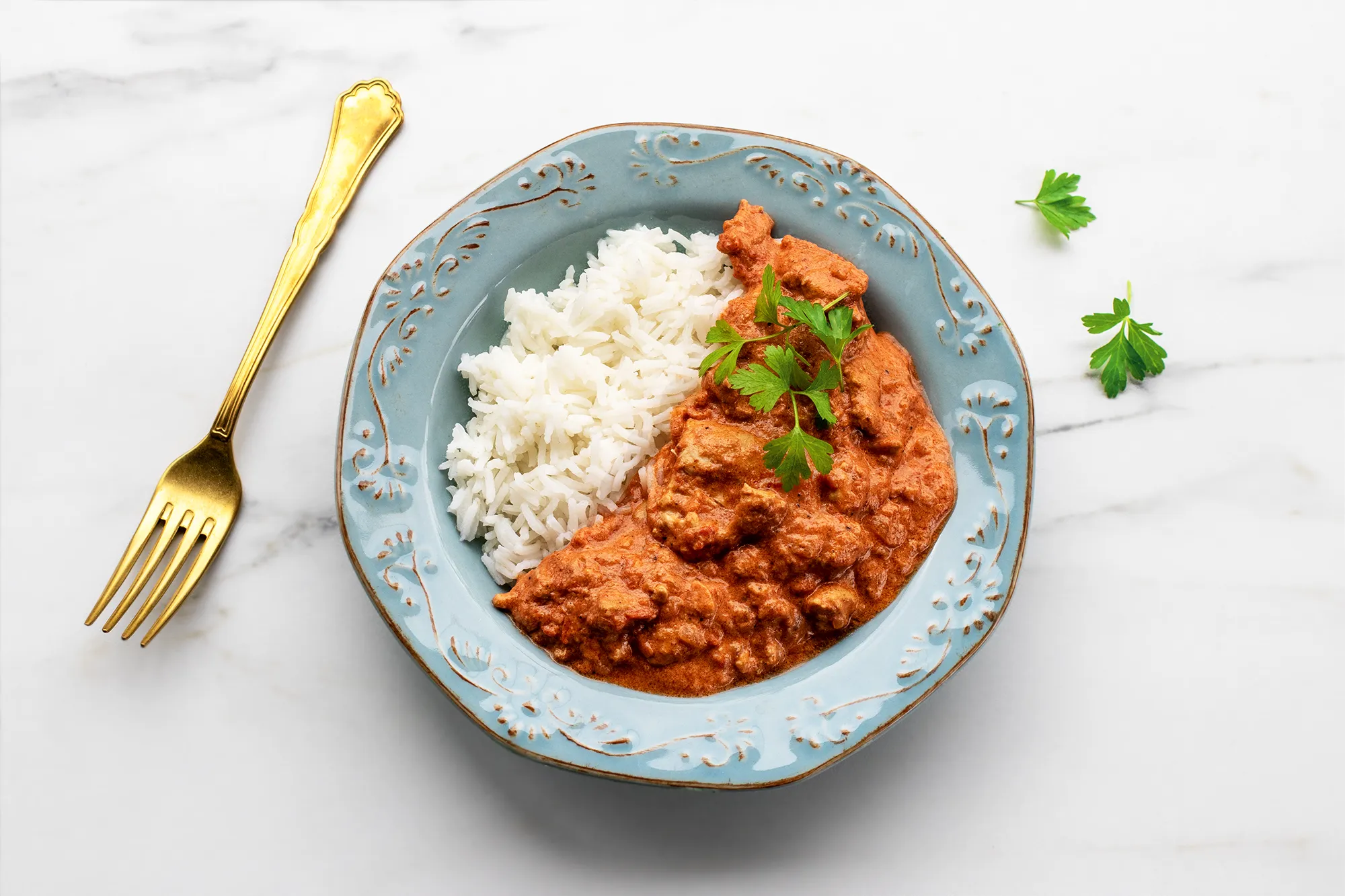 Tikka masala koristeellisella lautasella.