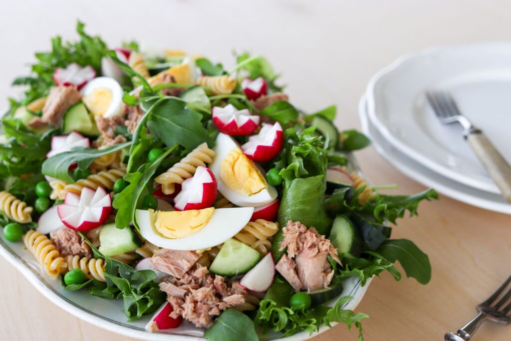 Tonnikala-pastasalaatti tarjoiluvadilla