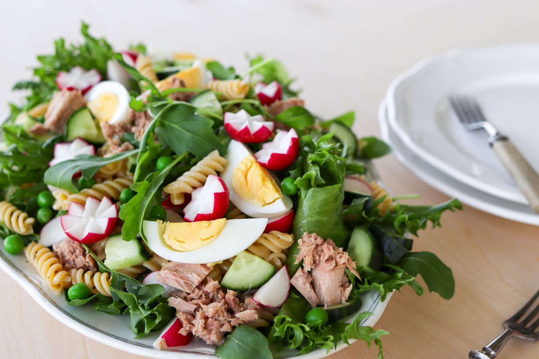 Tonnikala-pastasalaatti tarjoiluvadilla