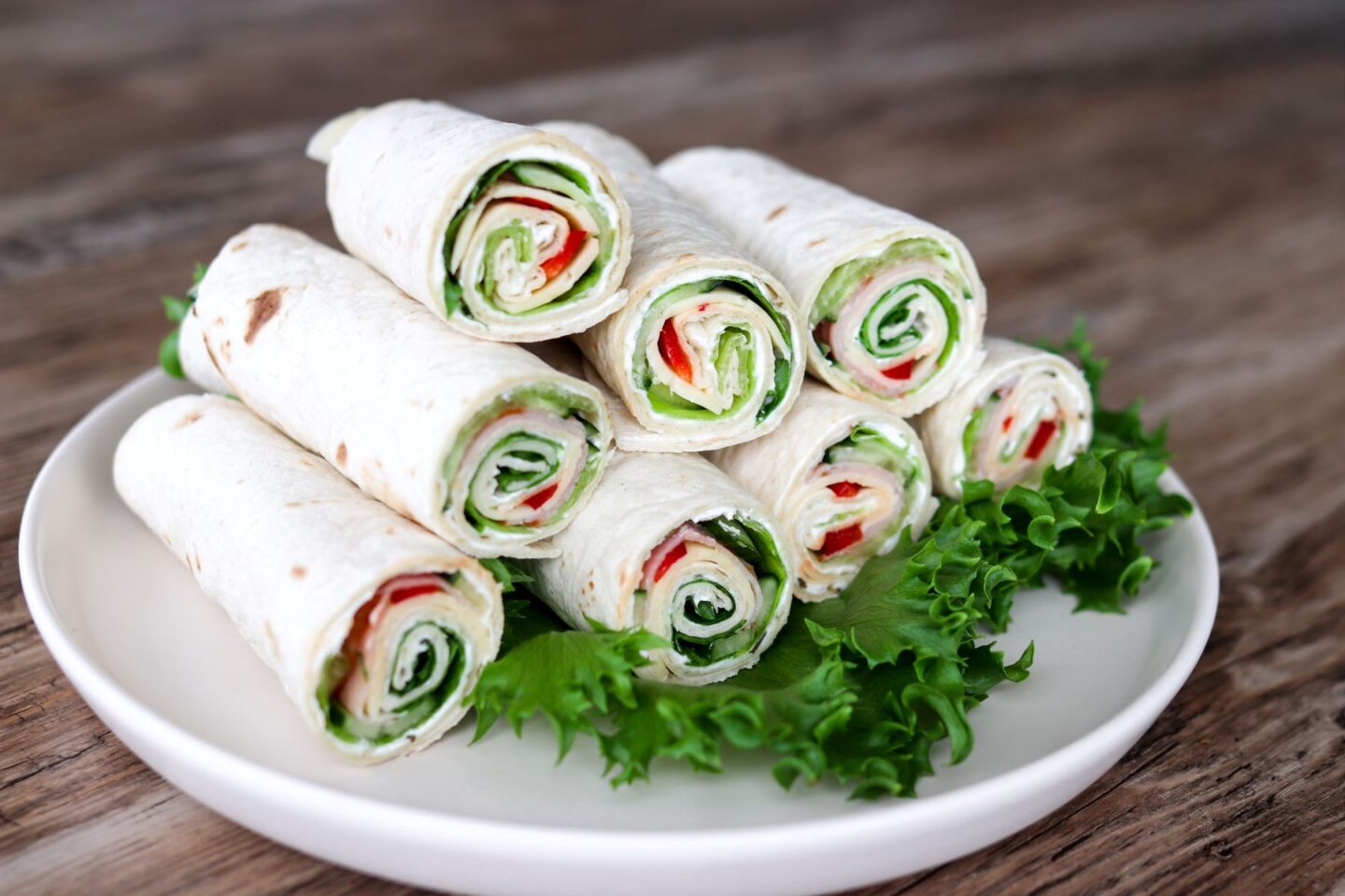 Tortillarullat kinkulla ja kasviksilla täytettynä