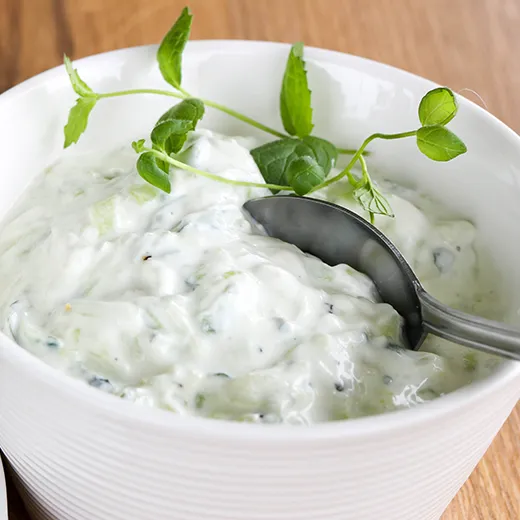 Tsatsiki, jonka päällä on minttua.