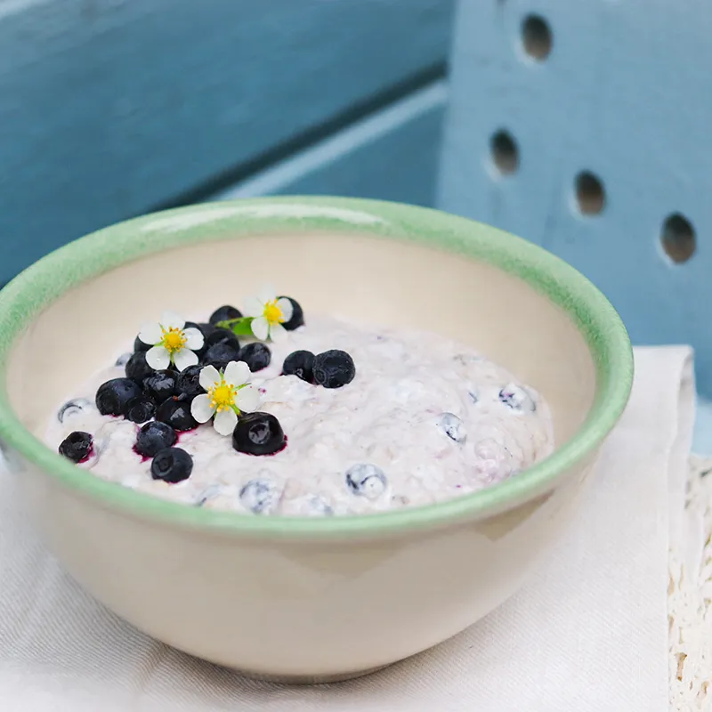 Tuorepuuro, jonka päällä on mustikoita.