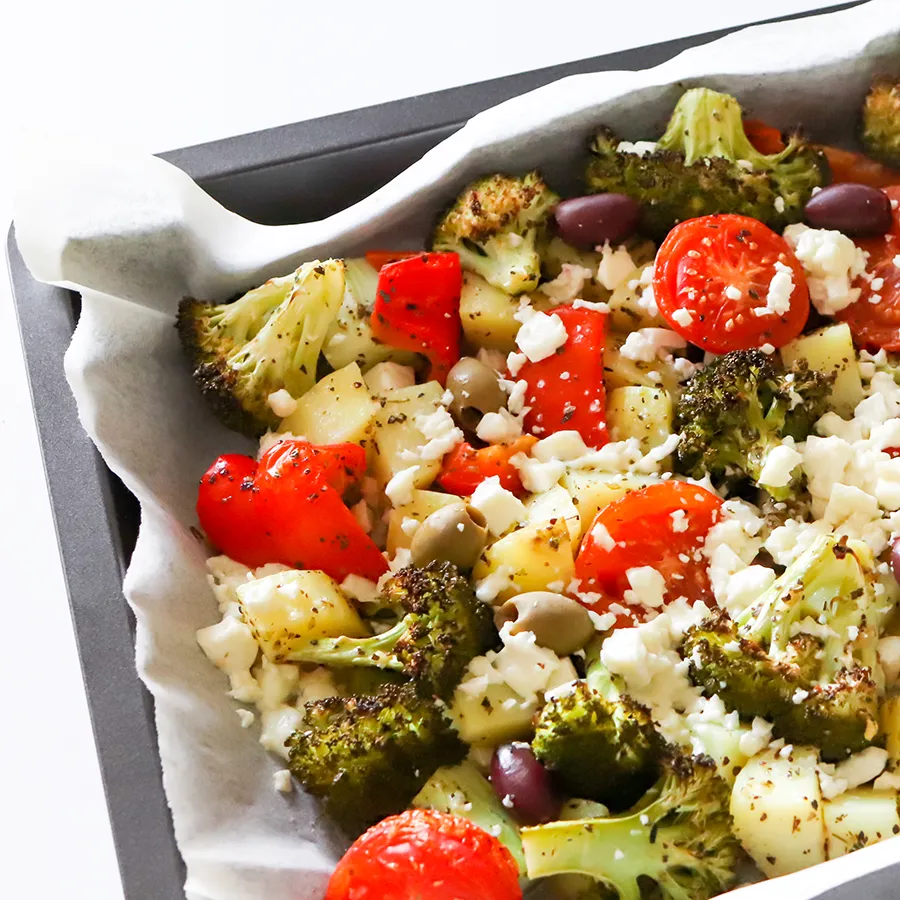 Uunikasviksia pinnalle ripotellun fetan kera.