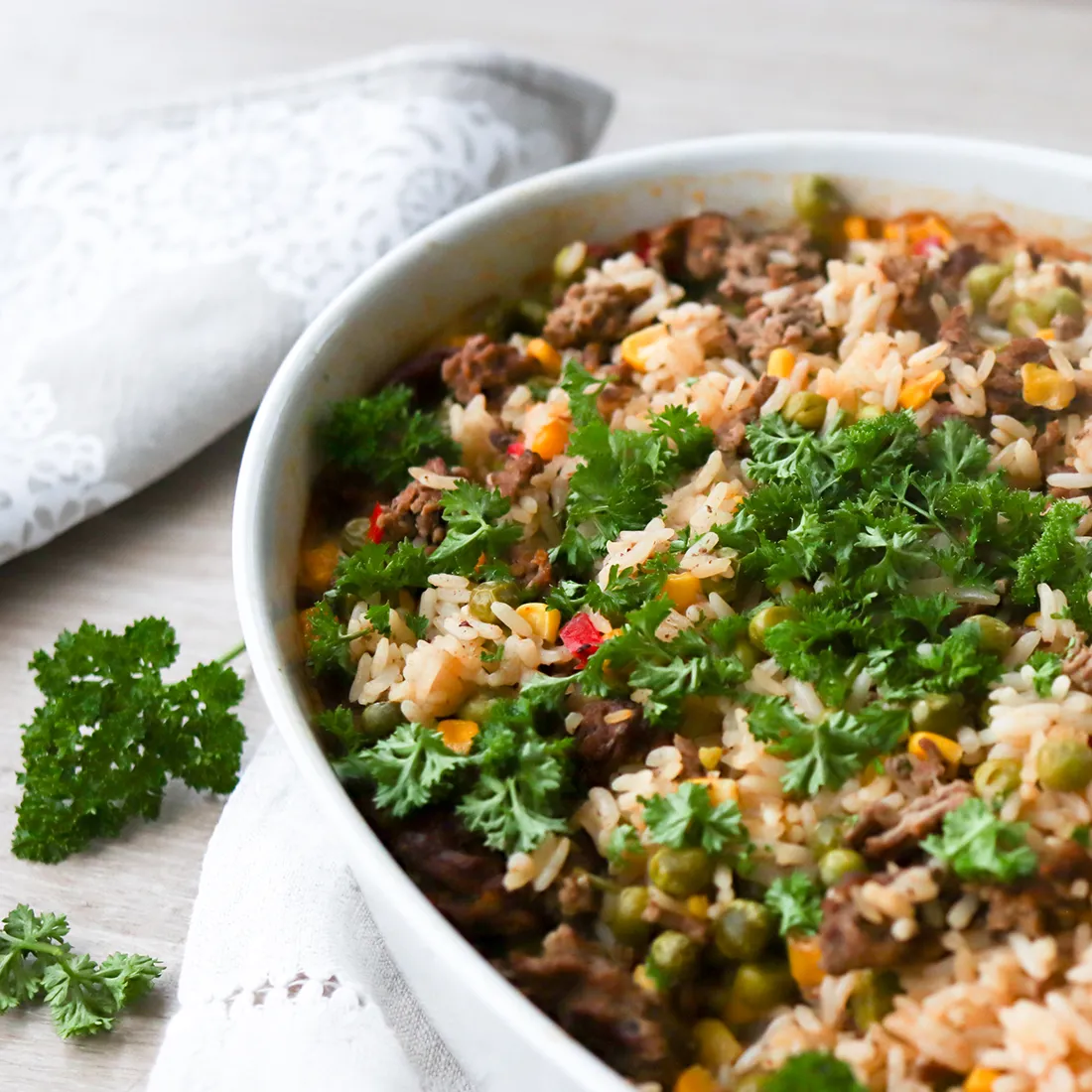 Uunirisotto soikeassa uunivuoassa.