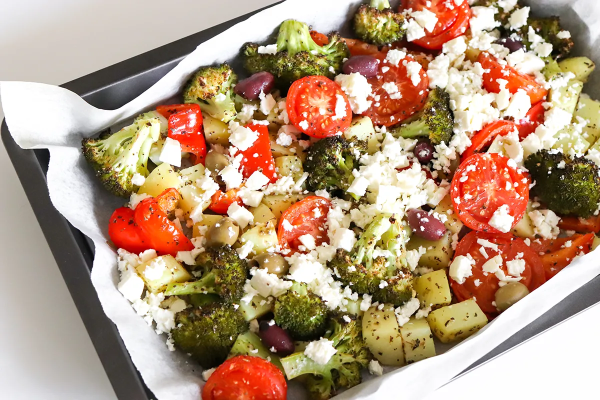 Uunikasviksia pellillä fetan kanssa.