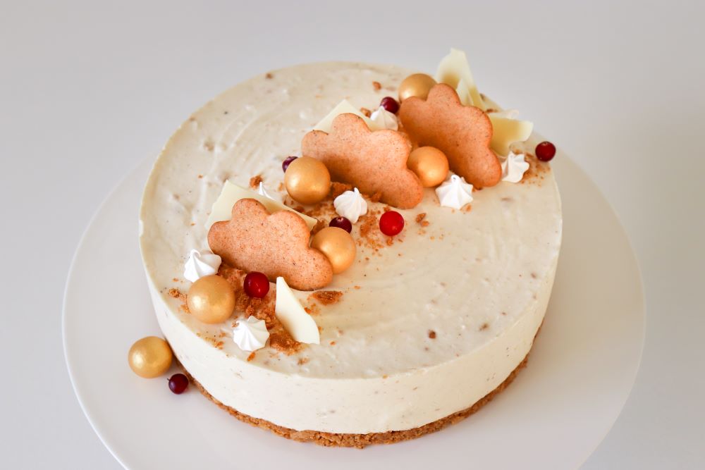 Koristeltu valkosuklaa-piparijuustokakku