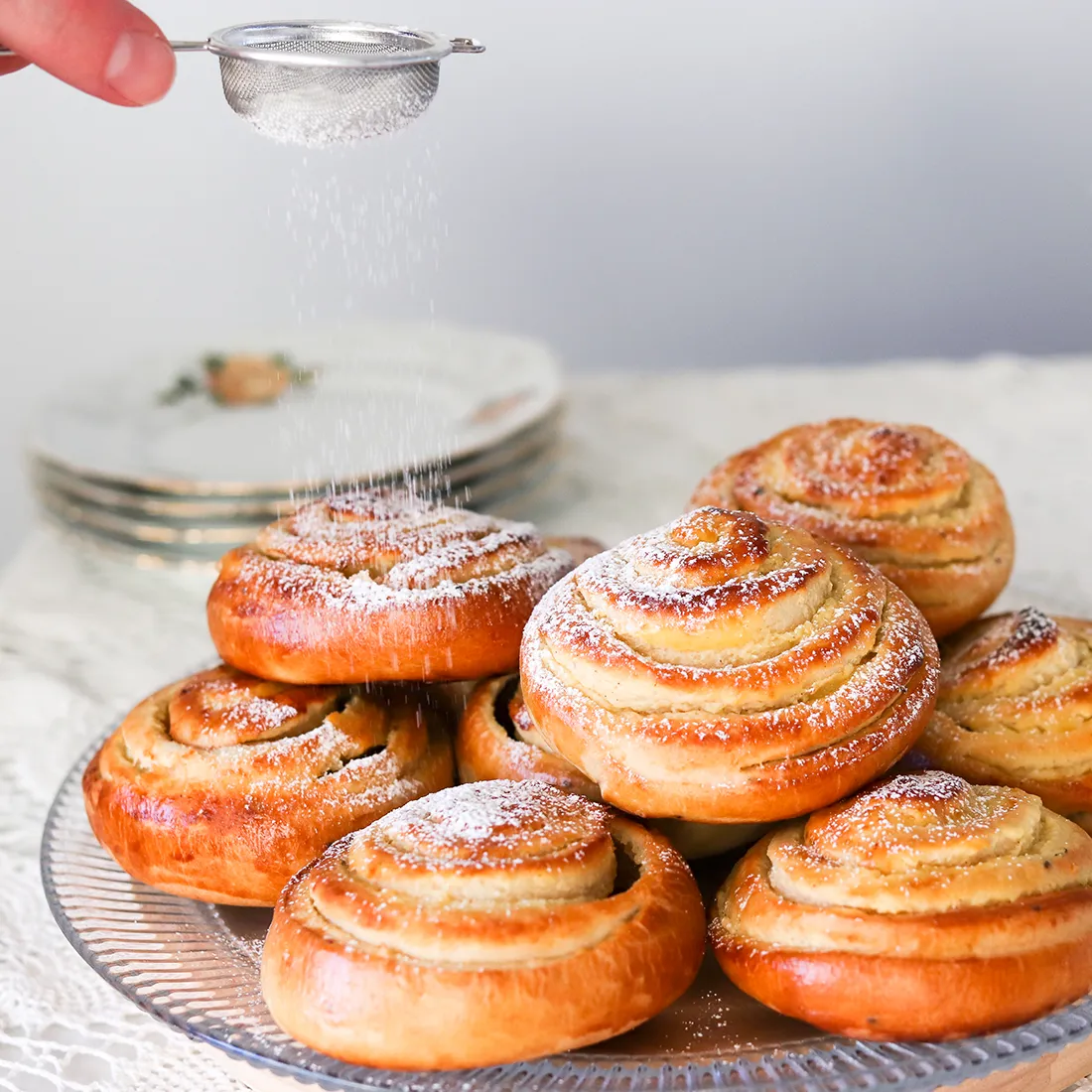 Vaniljapullat, joiden päälle sihdataan tomusokeria.