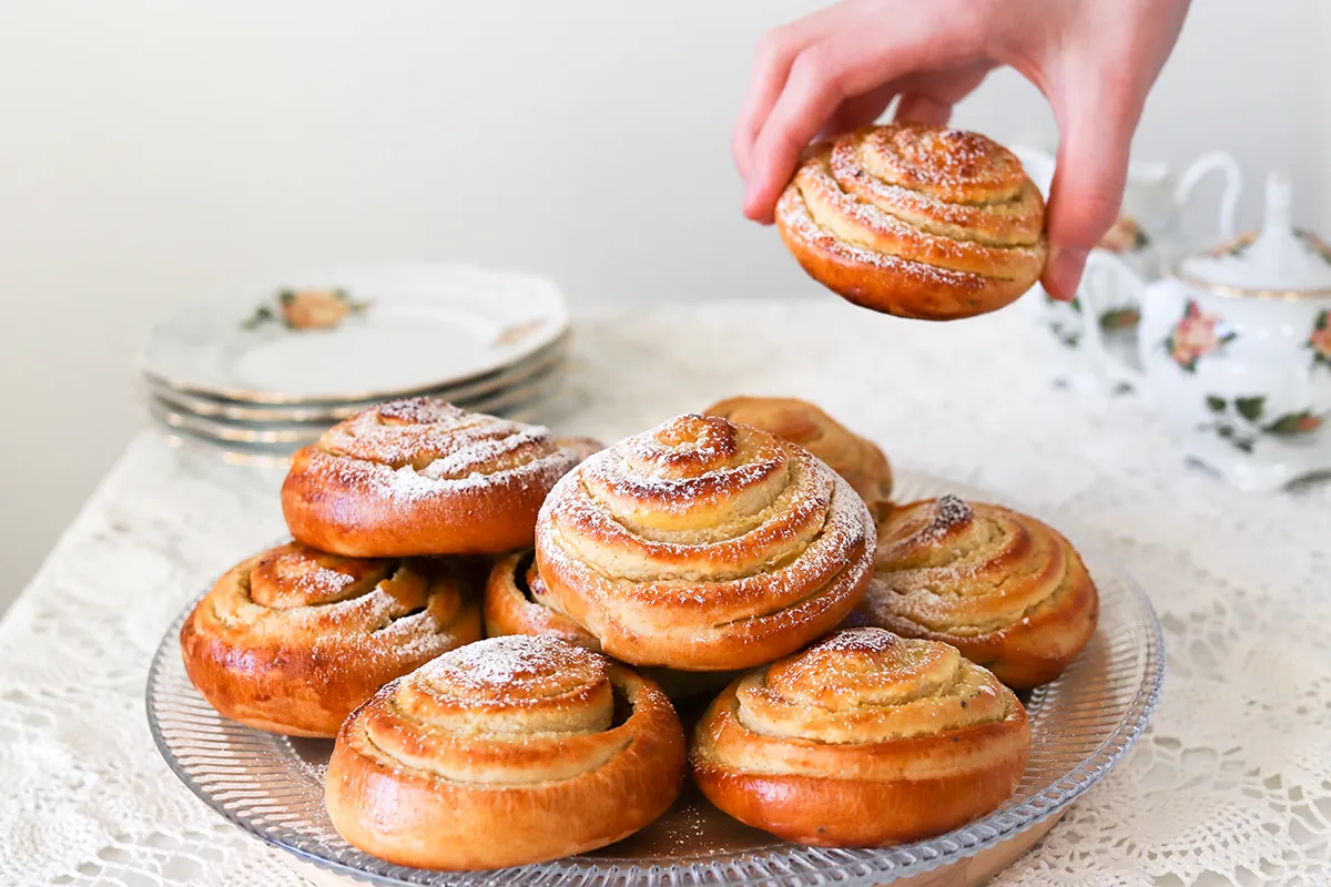 Vaniljapullat tomusokerilla koristeltuna.