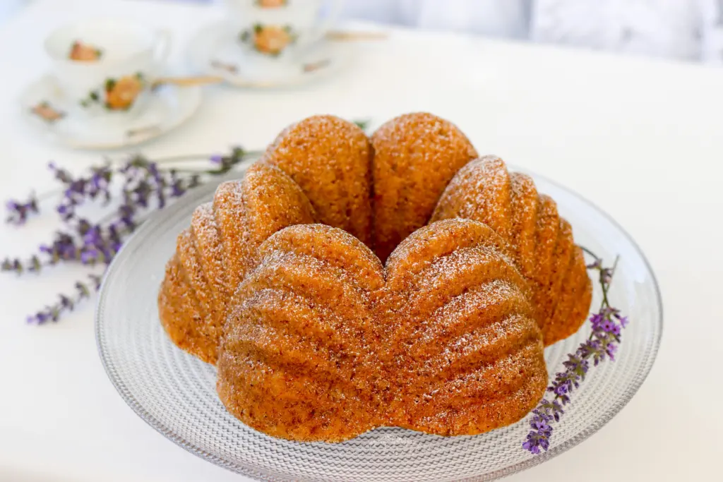 Vegaaninen banaanikakku lasilautasella.