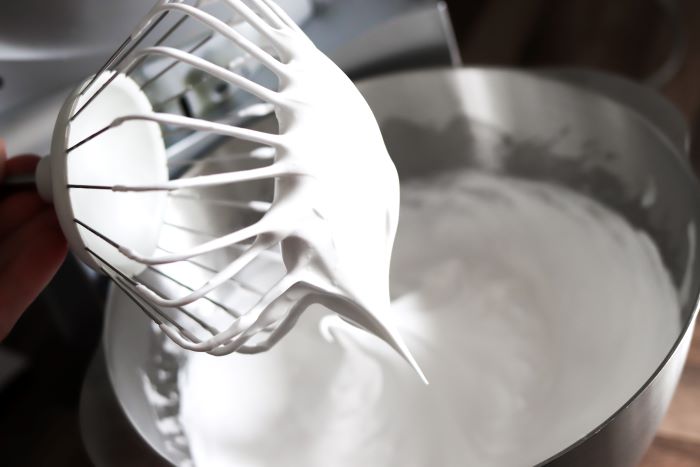 Kuohkea vaahto yleiskoneen kulhossa