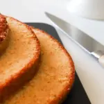 Voikakkupohja kolmeen osaan leikattuna.