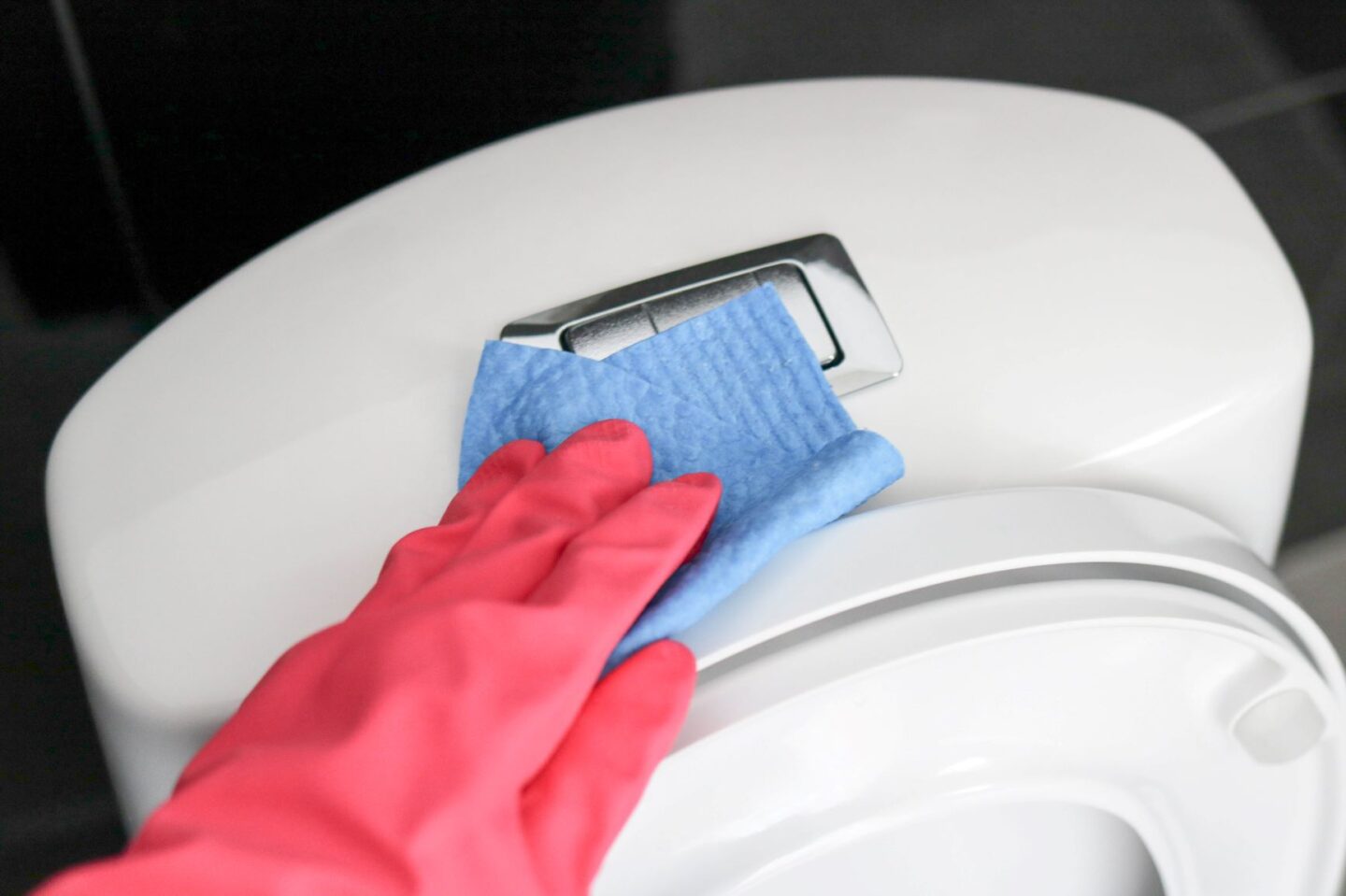 Vessan huuhtelupainikkeen pyyhkiminen