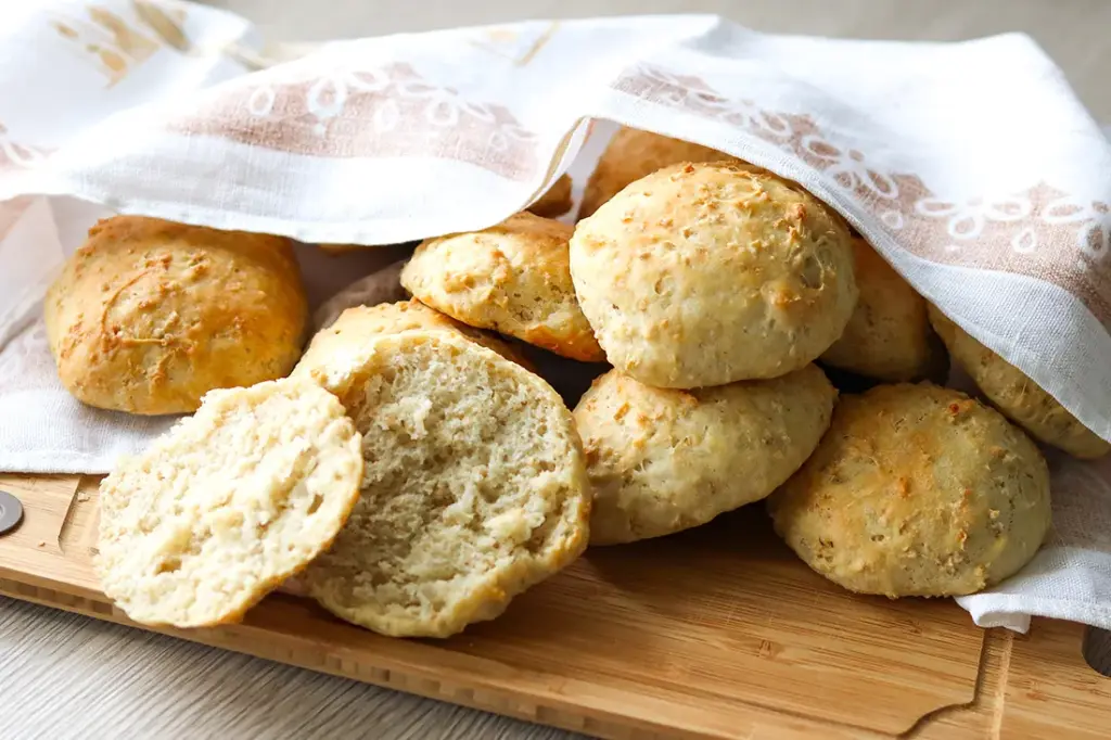 Yön yli -sämpylät liinan alla.