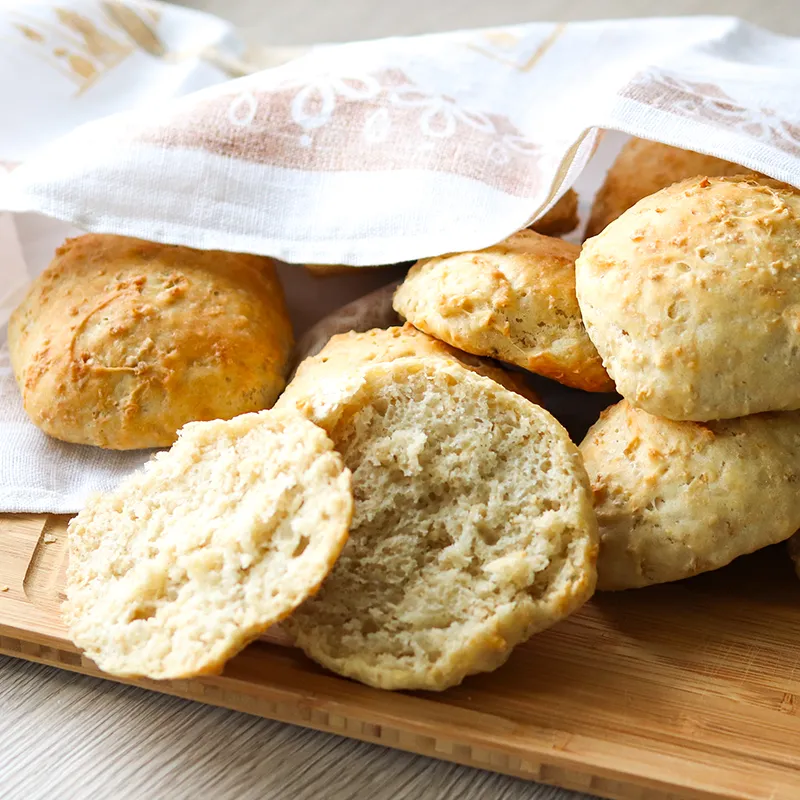 Yön yli -sämpylät leikkuulaudalla.