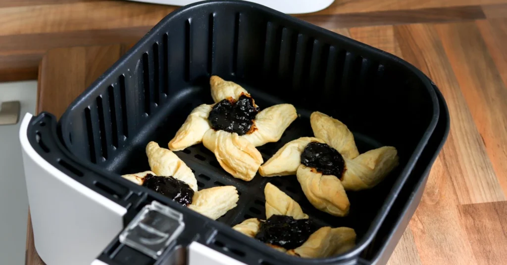 Airfryerissä kypsennetyt joulutortut paistamisen jälkeen.