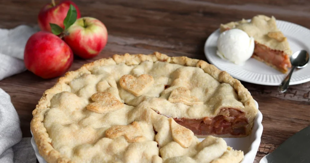 Amerikkalainen omenapiiras taikinakannella, jossa on sydämiä.