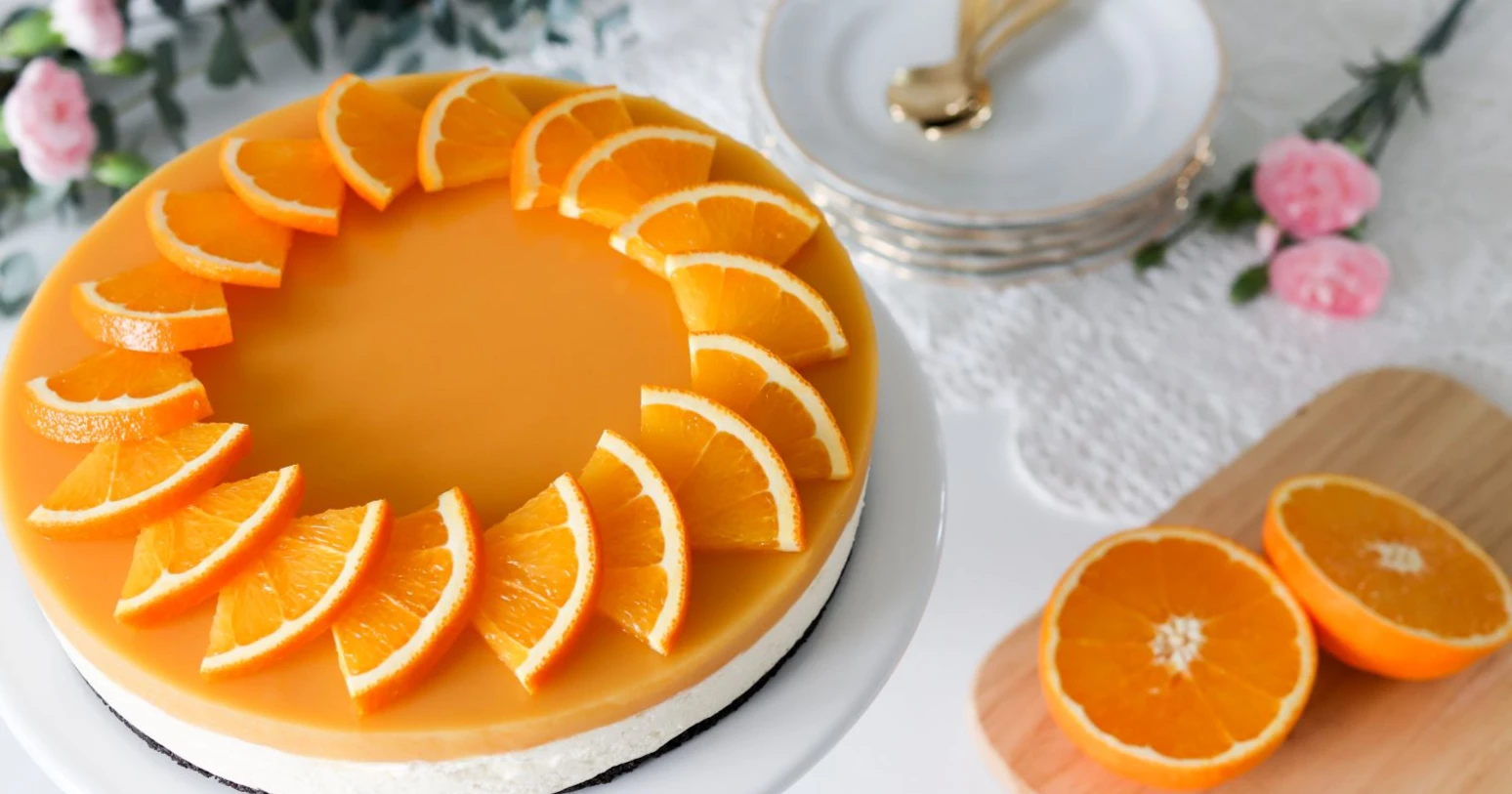 Appelsiinijuustokakku appelsiinin viipaleilla koristeltuna.