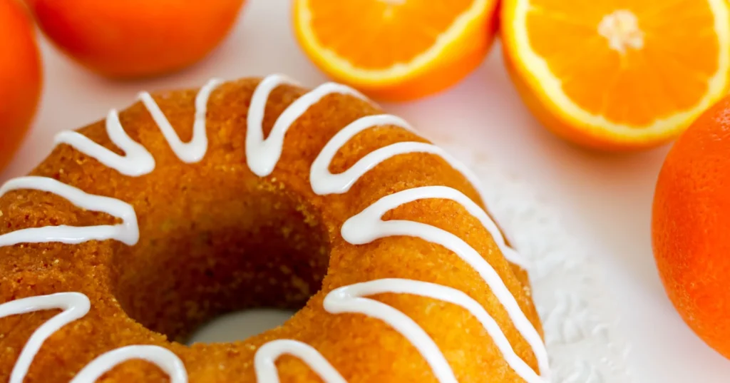 Appelsiinikakku tomusokerikuorrutteella koristeltuna.